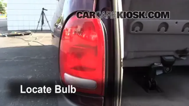 1999 Dodge Caravan 3.0L V6 Luces Luz trasera (reemplazar foco)